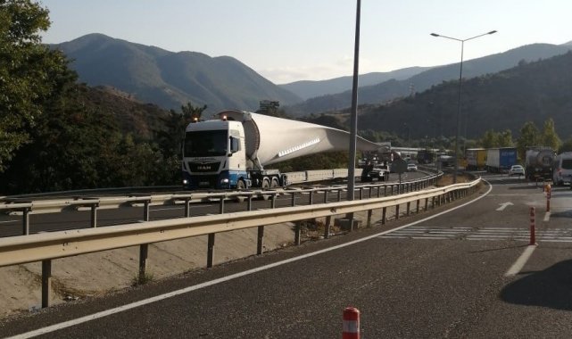 Rüzgar türbin kanadını taşıyan tır sıkışınca trafik felç oldu