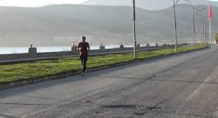 Sağlıklı yaşam için Tatvan sahilinde sabah sporu