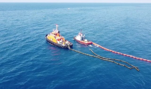 Samandağ&#039;da denizde ve karada petrol temizliği sürüyor