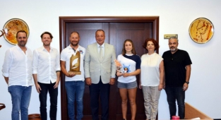 Şampiyon sörfçü’den ÇTSO yönetimine ziyaret