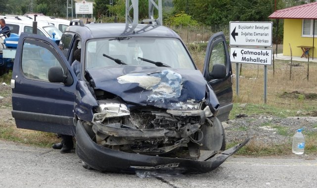 Samsun&#039;da iki hafif ticari araç çarpıştı: 3 yaralı