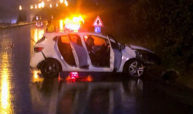 Samsun&#039;da otomobil bariyere çarptı: 3 yaralı