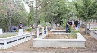 Sandıklı'da mezarlıklarda bakım ve çevre düzenlemesi çalışması yapıldı