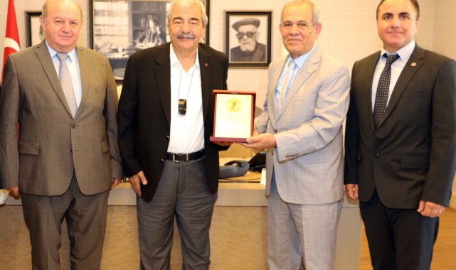 SANKO Onursal Başkanı Konukoğlu&#039;na teşekkür plaketi