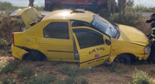 Şanlıurfa'da ticari araç devrildi: 2 yaralı