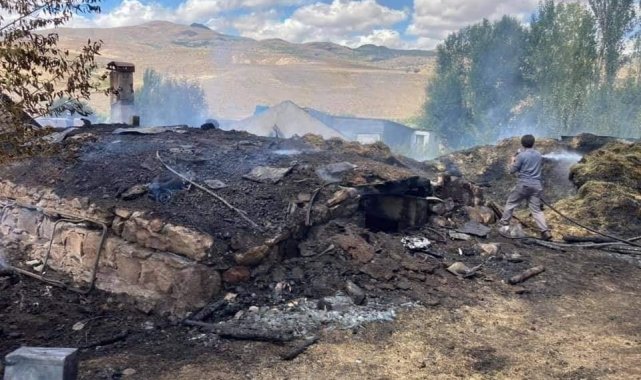 Sarıkamış&#039;ta çıkan yangında ev ve ahır yandı