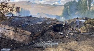 Sarıkamış'ta çıkan yangında ev ve ahır yandı