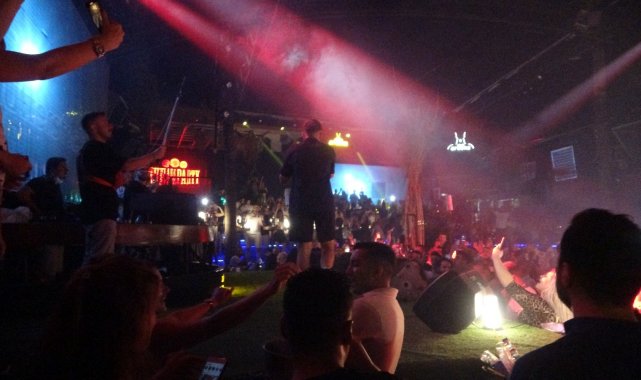 Sefo Marmaris&#039;te kulakların pasını aldı ,sahne de tam üç kez &#039;&#039;Bilmem mi&#039;&#039; şarkısını söyledi