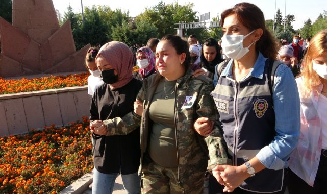 Şehit eşi şehitlikte yatan şehitlere seslendi: &quot;Ağabeylerim Mücahit&#039;i getirdim size&quot;