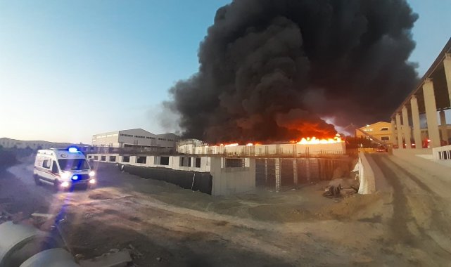 Silivri&#039;de plastik fabrikasında yangın: Dumanlar kilometrelerce uzaklıktan görülüyor