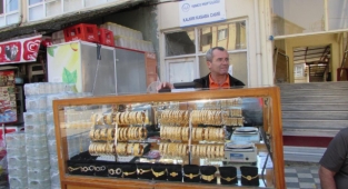 Simit satar gibi bilezik satıyor