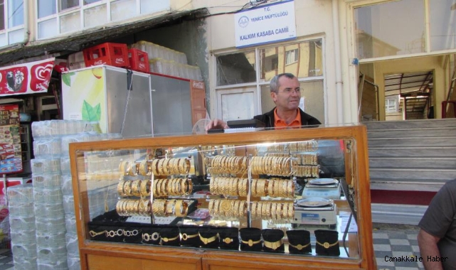 Simit satar gibi bilezik satıyor