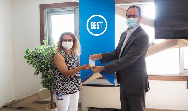 Şirket aşı olan personelini altın ile ödüllendirdi