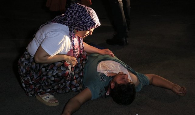 Sopayla dövdükleri kişiyi defalarca bıçaklayıp arabasının lastiklerini patlatıp kaçtılar