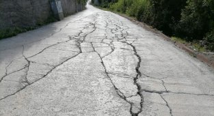 Su ve yol sorunu çözülmeyen mahalleli, belediyeye tepki gösterdi