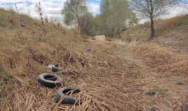 Sular çekildi onlarca lastik ortaya çıktı