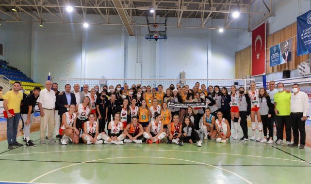 Sultanlar Voleybol Kupası büyük ilgi gördü