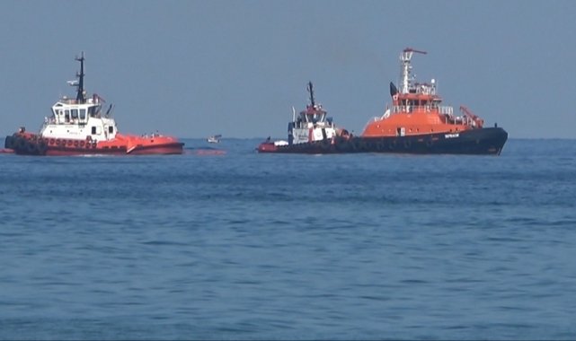 Suriye&#039;den gelen petrol, 14 kilometrelik Samandağ sahilini sardı