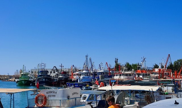 Suriye&#039;den gelen petrol atıkları balık sezonu öncesi balıkçıları tedirgin etti