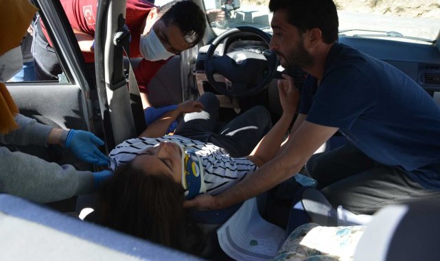 Sürücü adayının kullandığı otomobile tır çarptı: 2 Yaralı