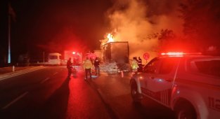 Susurluk'ta kağıt havlu yüklü tır yandı