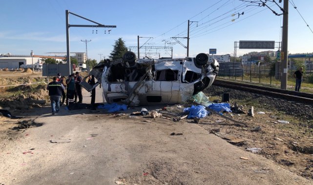 Tekirdağ&#039;da hemzemin geçitte yük treni işçi servisine çarptı: 4 ölü, 7 yaralı