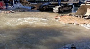 Tekirdağ'da patlayan su borusu yolları göle çevirdi