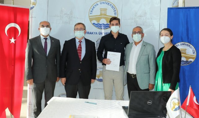 Tıp fakültesini kazanan öğrenci, anne ve babasının öğrencisi oldu