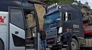 Tır ile yolcu otobüsü çarpıştı