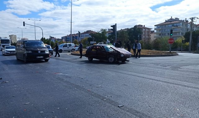 Tır ve otomobil çarpıştı, facia ucuz atlatıldı