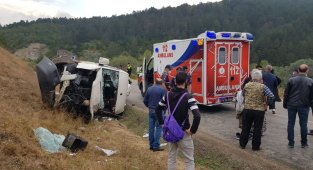 Tırla çarpışan işçi servisi yan yattı: 13 yaralı