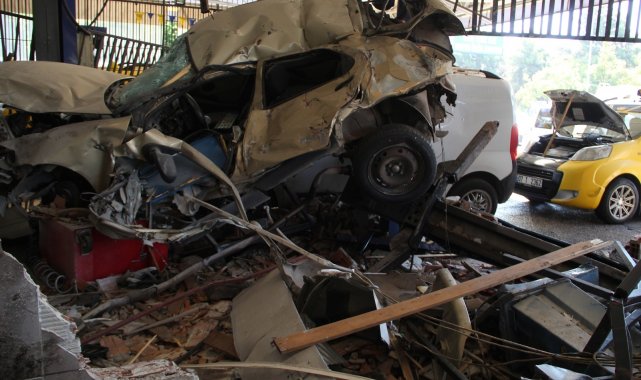 Turizm otobüsünün daldığı iş yeri savaş alanına döndü, o anların güvenlik kamerası görüntüsü ortaya çıktı