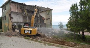 Türkeli'de eski halk eğitim binasının yıkımına başlandı