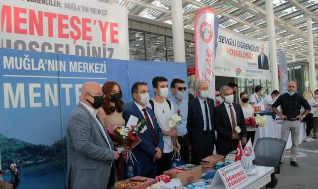 Üniversite öğrencileri karanfillerle karşılandı