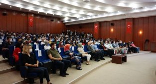 Üniversite öğrencilerine oryantasyon eğitimi