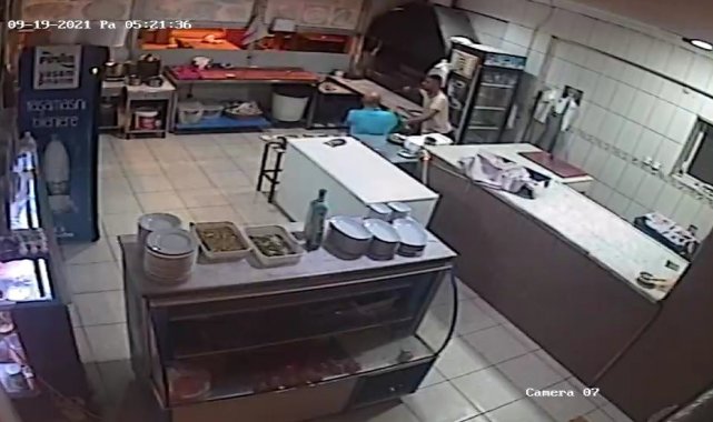 Ustabaşını bıçakla rehin alan garson, öncesinde ustayı gasp etmiş