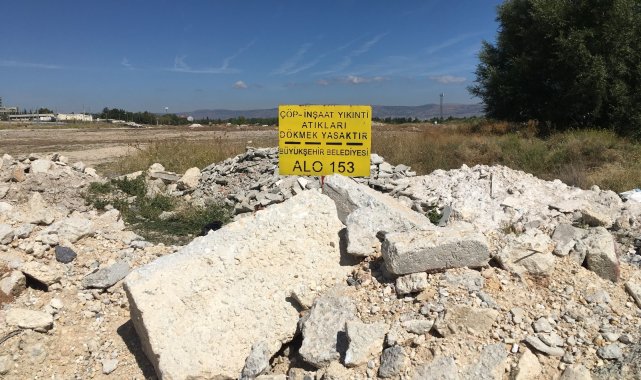 Uyarı tabelasını molozlara gömdüler