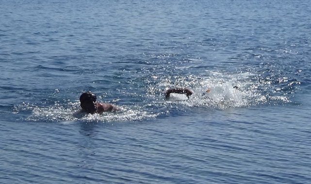 Van Gölü için 2 kilometre yüzdüler