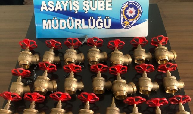 Vana çalan hırsızlar, çaldıklarıyla birlikte yakalandı