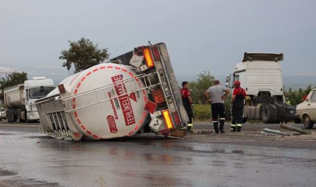 Yağışla birlikte kontrolden çıkan yakıt tankeri devrildi