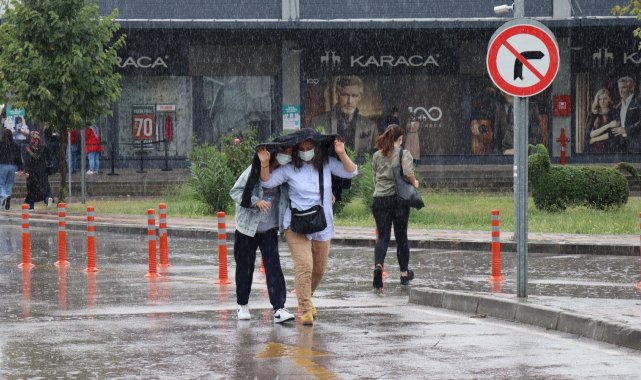 Yağmura hazırlıksız yakalanınca sığınacak yer aradılar