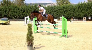 Yarışmacıların engel atlama yarışlarındaki performansı nefes kesti