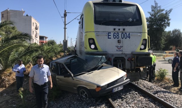 Yaşlı adam trenin çarptığı otomobilden sağ çıktı