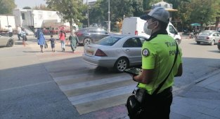 Yayalara yol vermeyen ve telefon kullanan sürücülere 7 bin 486 lira ceza