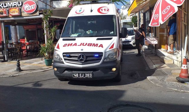 Yemek yerken sırtından bıçaklandı