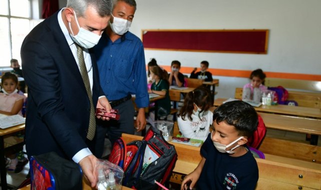 Yeşilyurt Belediye Başkanı Mehmet Çınar, okulları ziyaret edip, öğrencilerle buluştu