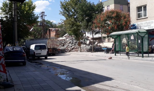 Yıkım esnasında göçük meydana geldi, iş makinası enkaz altında kaldı