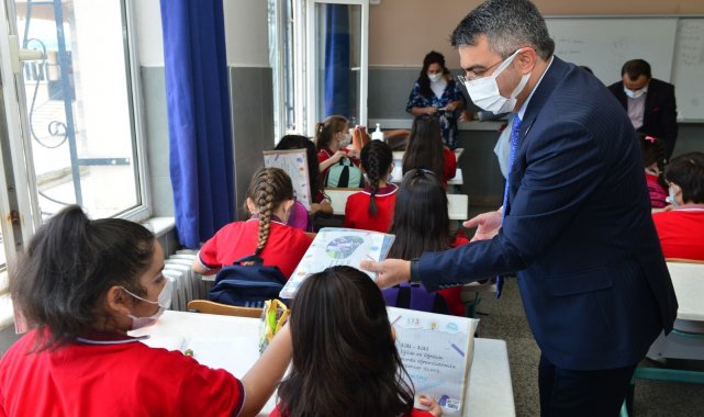 Yılmaz, minik öğrencilerin heyecanına ortak oldu