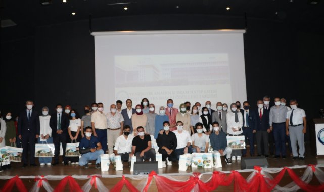 YKS&#039;da başarılı olan öğrencilere ödülleri verildi