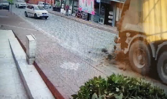 Yokuşta kayan tırdan tonlarca çamur yola saçıldı